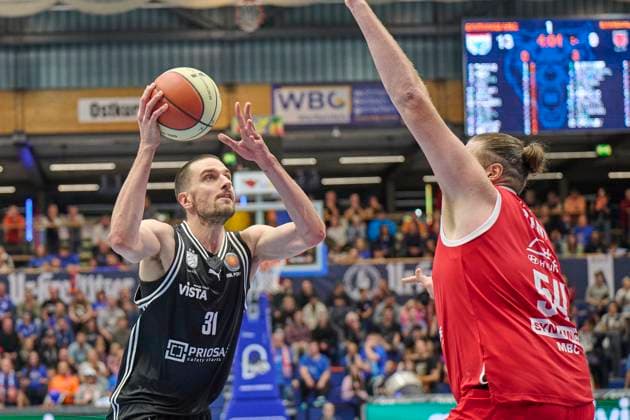 Daniel Keppeler Bamberg, 31 , John Bryant MBC, 54 , Syntainics MBC vs Bamberg Baskets, BBL Cup Round of 16, Season 2025 26, Basketball, Men, 18 10 2025 Weissenfels Stadthalle Sachsen Anhalt Germany