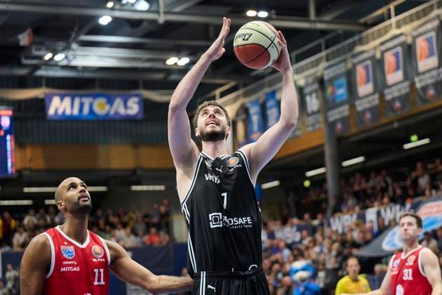 Akeem Vargas MBC, 11 , Finn Doentgens Bamberg, 7 , Syntainics MBC vs Bamberg Baskets, BBL Cup Round of 16, Season 2025 26, Basketball, Men, 18 10 2025 Weissenfels Stadthalle Sachsen Anhalt Germany