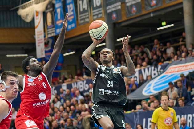 Khyri Thomas MBC, 0 , Cobe Williams Bamberg, 24 , Syntainics MBC vs Bamberg Baskets, BBL Cup Round of 16, Season 2025 26, Basketball, Men, 18 10 2025 Weissenfels Stadthalle Sachsen Anhalt Germany