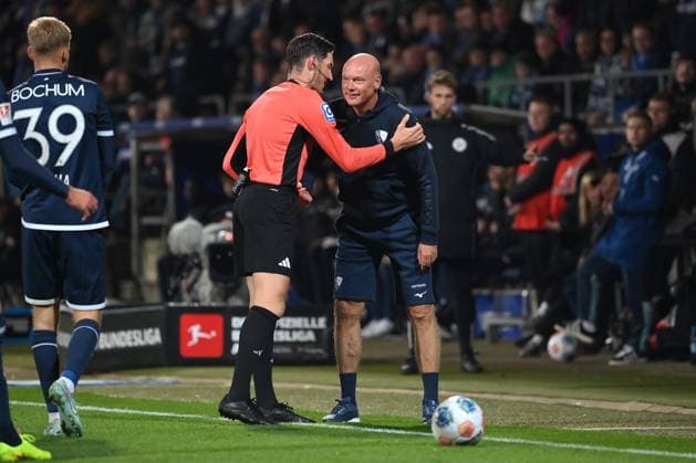 Referee Dr Matthias Jöllenbeck with coach Uwe Rösler VfL Bochum 18 10 2025, Soccer 2 Bundesliga, Season 2025 2026, 9 Matchday, VfL Bochum Hertha BSC Berlin DFL regulations prohibit any use of photographs as image sequences and or quasi video Bochum Vonovia Ruhrstadion Nordrhein Westfalen Germany Team2