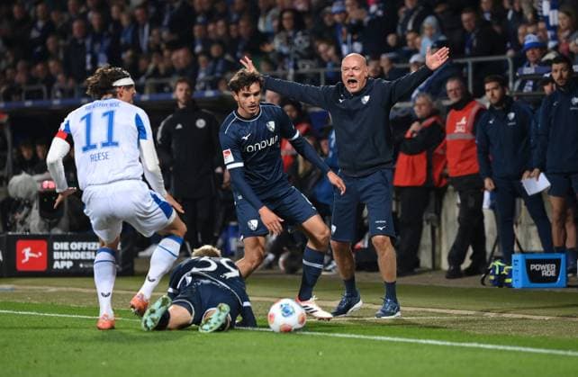 Coach Uwe Rösler VfL Bochum , re , in action, v li , Fabian Reese Hertha BSC , Leandro Morgalla VfL Bochum , Kjell Wätjen VfL Bochum 18 10 2025, Soccer 2 Bundesliga, Season 2025 2026, 9 Matchday, VfL Bochum Hertha BSC Berlin DFL regulations prohibit any use of photographs as image sequences and or quasi video Bochum Vonovia Ruhrstadion Nordrhein Westfalen Germany Team2