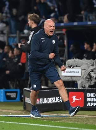 Jubel 1 0 Trainer Uwe Rösler VfL Bochum 18 10 2025, Fußball 2 Bundesliga, Saison 2025 2026, 9 Spieltag, VfL Bochum Hertha BSC Berlin DFL regulations prohibit any use of photographs as image sequences and or quasi video Bochum Vonovia Ruhrstadion Nordrhein Westfalen Germany Team2