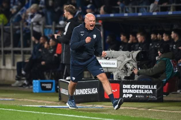 Jubel 1 0 Trainer Uwe Rösler VfL Bochum 18 10 2025, Fußball 2 Bundesliga, Saison 2025 2026, 9 Spieltag, VfL Bochum Hertha BSC Berlin DFL regulations prohibit any use of photographs as image sequences and or quasi video Bochum Vonovia Ruhrstadion Nordrhein Westfalen Germany Team2