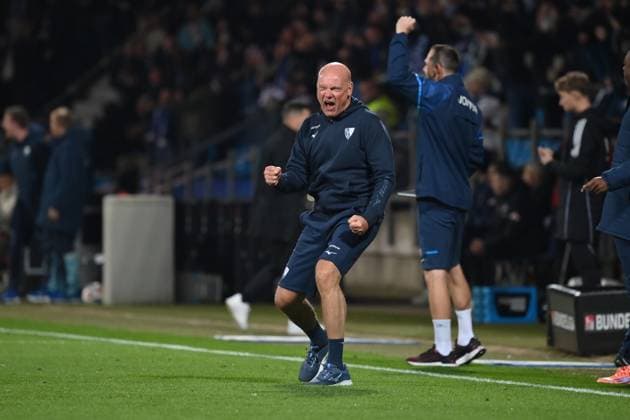 Jubel Trainer Uwe Rösler VfL Bochum 1 0 18 10 2025, Fußball 2 Bundesliga, Saison 2025 2026, 9 Spieltag, VfL Bochum Hertha BSC Berlin DFL regulations prohibit any use of photographs as image sequences and or quasi video Bochum Vonovia Ruhrstadion Nordrhein Westfalen Germany Team2