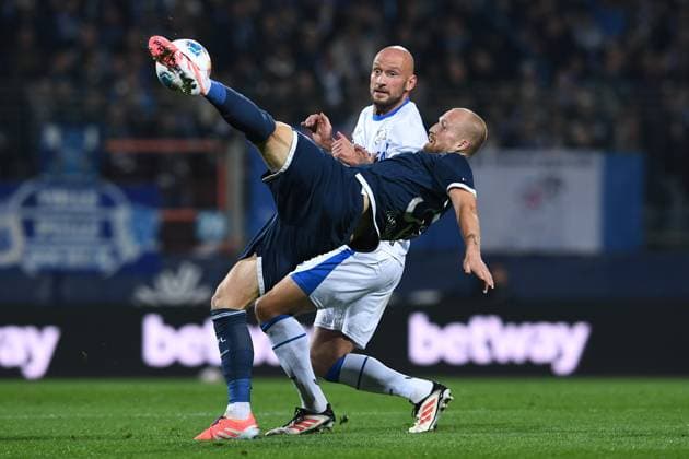 Soccer 2 Bundesliga 9 Matchday VfL Bochum Hertha BSC Berlin on 18 10 2025 at Vonovia Ruhrstadion in Bochum Philipp Hofmann Bochum , front Toni Leistner Berlin , back DFL regulations prohibit any use of photographs as image sequences and or quasi video xRx