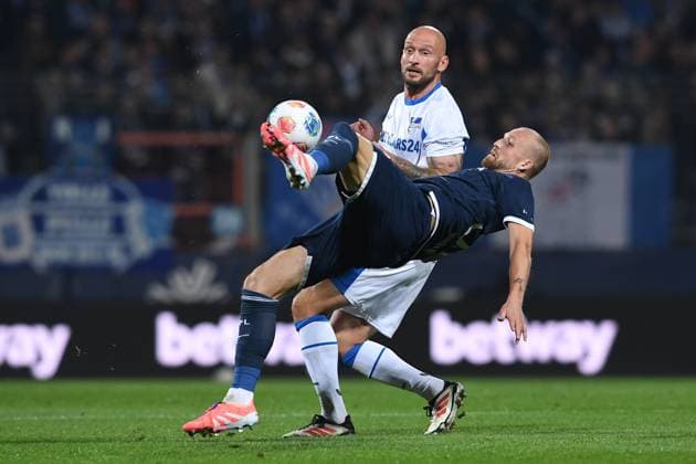 Soccer 2 Bundesliga 9 Matchday VfL Bochum Hertha BSC Berlin on 18 10 2025 at Vonovia Ruhrstadion in Bochum Philipp Hofmann Bochum , front Toni Leistner Berlin , back DFL regulations prohibit any use of photographs as image sequences and or quasi video xRx