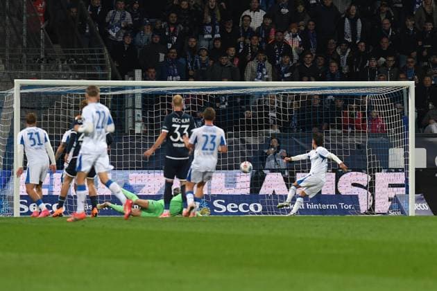 Michal Karbownik (Hertha BSC Berlin) Tor zum 1:0 für Bochum (Eigentor) waehrend des Spiels der 2. Bundesliga zwischen VfL Bochum und Hertha BSC, Vonovia Ruhrstadion am 18. October 2025 in Bochum, Deutschland. (Foto von Ralf Treese DeFodi Images) +++ Michal Karbownik (Hertha BSC Berlin) own goal during the 2. Bundesliga match between VfL Bochum and Hertha BSC at Vonovia Ruhrstadion on October 18, 2025 in Bochum, Germany. (Photo by Ralf Treese DeFodi Images) (Photo by Ralf Treese DeFodi Images) Michal Karbownik Hertha BSC Berlin own goal for Bochum 1 0 during the 2 Bundesliga match between VfL Bochum and Hertha BSC at Vonovia Ruhrstadion on October 18, 2025 in Bochum, Germany Photo by Ralf Treese DeFodi Images Michal Karbownik Hertha BSC Berlin own goal during the 2 Bundesliga match between VfL Bochum and Hertha BSC at Vonovia Ruhrstadion on October 18, 2025 in Bochum, Germany Photo by Ralf Treese DeFodi Images Photo by Ralf Treese DeFodi Images