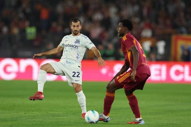 October 18, 2025, Rome, Lazio, Italy: InterÃ¢â‚¬â ¢s Henrikh Mkhitaryan and RomaÃ¢â‚¬â ¢s Evan Ndicka during Serie A soccer match AS Roma - Inter FC Stadio Olimpico on October 17, 2025 in Rome, Italy during Serie A soccer match AS Roma - Inter FC Stadio Olimpico on October 17, 2025 in Rome, Italy Rome Italy - ZUMAl131 20251018_zsp_l131_005 Copyright: xCiroxDexLucax