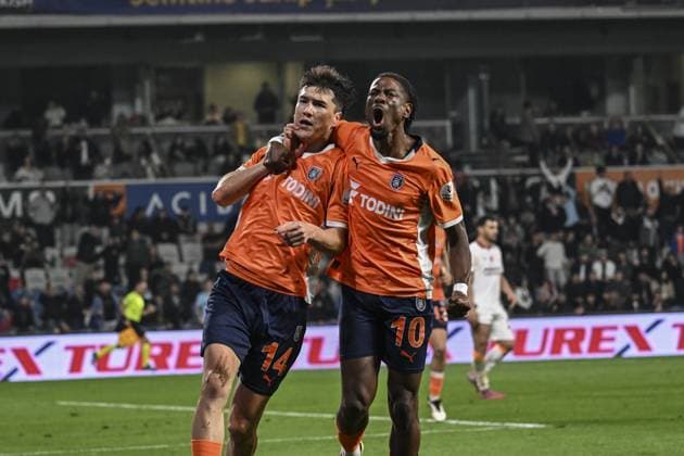 RAMS Basaksehir v Galatasaray - Turkish Super Lig ISTANBUL, TURKIYE - OCTOBER 18: Players of RAMS Basaksehir celebrate after scoring a goal during the Turkish Super Lig week 9 football match between RAMS Basaksehir and Galatasaray at Basaksehir Fatih Terim Stadium in Istanbul, Turkiye on October 18, 2025. Murat Sengul Anadolu Istanbul Turkey. Editorial use only. Please get in touch for any other usage.  Copyright: x2025xAnadoluxMuratxSengulx