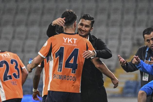 RAMS Basaksehir v Galatasaray - Turkish Super Lig ISTANBUL, TURKIYE - OCTOBER 18: Eldor Shomurodov (14) of RAMS Basaksehir celebrates with head coach Nuri Sahin after scoring a goal during the Turkish Super Lig week 9 football match between RAMS Basaksehir and Galatasaray at Basaksehir Fatih Terim Stadium in Istanbul, Turkiye on October 18, 2025. Murat Sengul Anadolu Istanbul Turkey. Editorial use only. Please get in touch for any other usage.  Copyright: x2025xAnadoluxMuratxSengulx