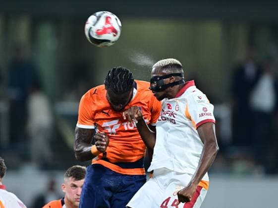 RAMS Basaksehir v Galatasaray - Turkish Super Lig ISTANBUL, TURKIYE - OCTOBER 18: Victor Osimhen (R) of Galatasaray competes during the Turkish Super Lig week 9 football match between RAMS Basaksehir and Galatasaray at Basaksehir Fatih Terim Stadium in Istanbul, Turkiye on October 18, 2025. Abdulhamid Hosbas Anadolu Istanbul Turkey. Editorial use only. Please get in touch for any other usage.  Copyright: x2025xAnadoluxAbdulhamidxHosbasx