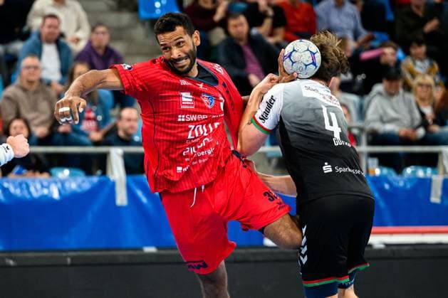Bietigheim HBL 25 26 SG BBM Bietigheim TUSEM Essen v li in duel Djibril M™Bengue Bietigheim , Felix Goetler Göttler Tusem Essen Bietigheim Bissingen Egetrans Arena Baden Württemberg Germany