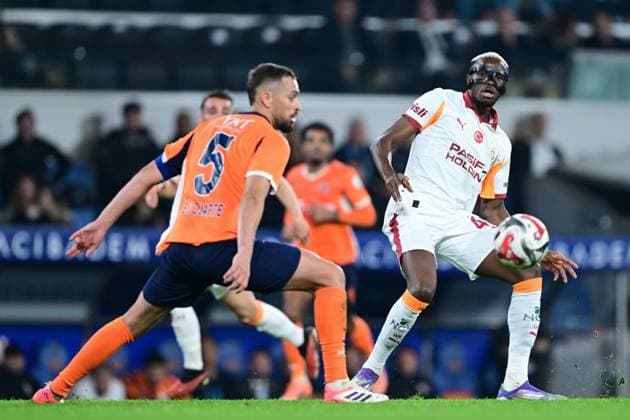 RAMS Basaksehir v Galatasaray - Turkish Super Lig ISTANBUL, TURKIYE - OCTOBER 18: Victor Osimhen (R) of Galatasaray competes against Leonardo Duarte (5) of RAMS Basaksehir during the Turkish Super Lig week 9 football match between RAMS Basaksehir and Galatasaray at Basaksehir Fatih Terim Stadium in Istanbul, Turkiye on October 18, 2025. Abdulhamid Hosbas Anadolu Istanbul Turkey. Editorial use only. Please get in touch for any other usage.  Copyright: x2025xAnadoluxAbdulhamidxHosbasx