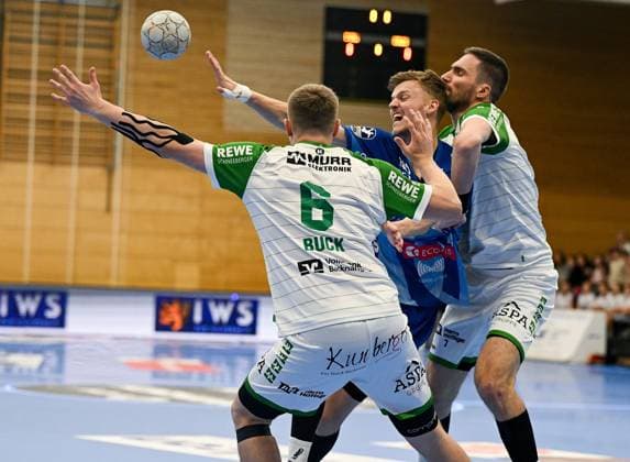 18 10 2025, xpsx, Handball 2 Bundesliga, TV Grosswallstadt HC Oppenweiler Backnang v l Timm Buck Oppenweiler , Sebastian Trost Grosswallstadt , Dominik Weiß Oppenweiler Elsenfeld Bayern Germany DEU