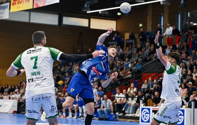 18 10 2025, xpsx, Handball 2 Bundesliga, TV Grosswallstadt HC Oppenweiler Backnang v l Timm Buck Oppenweiler , Sebastian Trost Grosswallstadt , Dominik Weiß Oppenweiler Elsenfeld Bayern Germany DEU