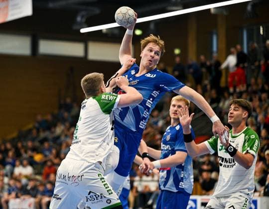 18 10 2025, xpsx, Handball 2 Bundesliga, TV Grosswallstadt HC Oppenweiler Backnang v l Timm Buck Oppenweiler , Felix Klingler Grosswallstadt Elsenfeld Bayern Germany DEU