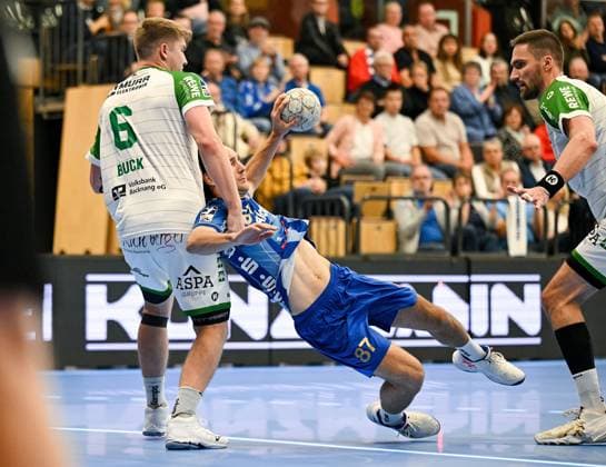 18 10 2025, xpsx, Handball 2 Bundesliga, TV Grosswallstadt HC Oppenweiler Backnang v l Timm Buck Oppenweiler , Maxim Schalles Grosswallstadt Elsenfeld Bayern Germany DEU