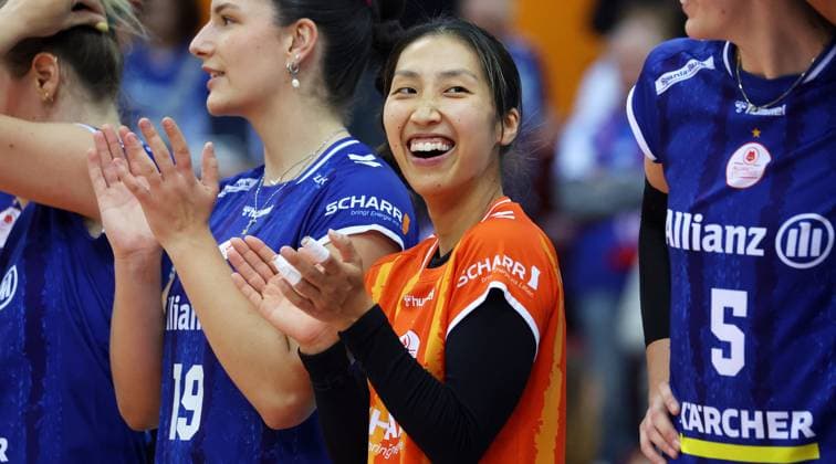 BAU 18 10 2025 Stuttgart Volleyball Allianz MTV Stuttgart vs Ladies in Black Aachen, from left Tea Jerkovic and Yurika Bamba Stuttgart are delighted