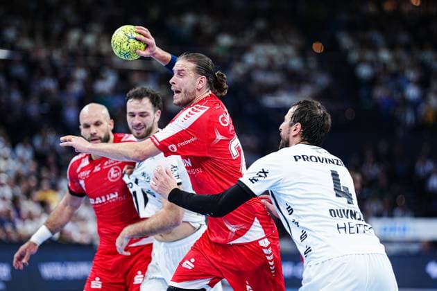 Olle Forsell Schefvert MT Melsungen, 25 , Domagoj Duvnjak THW Kiel, 04 GER, THW Kiel vs MT Melsungen, Handball, 1 Bundesliga, Matchday 09, Season 2025 2026, 18 10 2025 GER, THW Kiel vs MT Melsungen, Handball, 1 Bundesliga, Matchday 09, Season 2025 2026, 18 10 2025 Kiel Copyright: xEibner-Pressefoto MarcelxvonxFehrnx EP_MFN