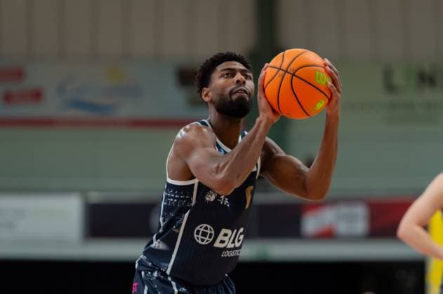 Carlos Carter Eisbären Bremerhaven,No 06 at free throw DEU, Leverkusen, 18 10 2025 Basketball, BARMER 2 BAsketball Bundesliga Pro A, 4 Spieltag, Bayer Giants Leverkusen Eisbären Bremerhaven