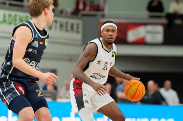 John Williams Jr Giants Leverkusen,No 21 on the ball DEU, Leverkusen, 18 10 2025 Basketball, BARMER 2 BAsketball Bundesliga Pro A, Matchday 4, Bayer Giants Leverkusen Eisbären Bremerhaven