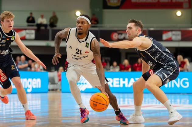 John Williams Jr Giants Leverkusen,No 21 on the ball against Adrian Breitlauch Eisbären Bremerhaven,No 07 DEU, Leverkusen, 18 10 2025 Basketball, BARMER 2 BAsketball Bundesliga Pro A, Matchday 4, Bayer Giants Leverkusen Eisbären Bremerhaven