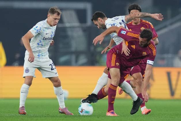 Inter Milan™s Nicolo Barella Inter Milan s Hakan Calhanoglu Roma™s Bryan Cristante during the Serie A EniLive soccer match between Roma and Inter at the Rome s Olympic stadium, Italy - Saturday October 18, 2025 - Soccer ( Photo by Alfredo Falcone LaPresse )  Copyright: xAlfredoxFalcone LaPressex