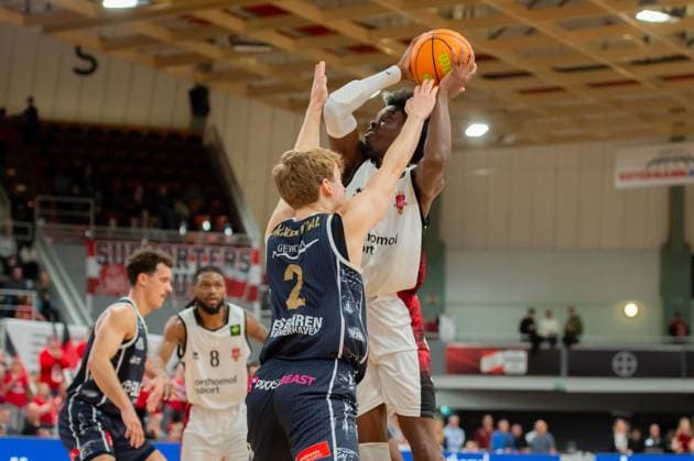 Ricardo Lynch Giants Leverkusen,No 11 in action against Raphael Falkenthal Eisbären Bremerhaven,No 02 DEU, Leverkusen, 18 10 2025 Basketball, BARMER 2 BAsketball Bundesliga Pro A, Matchday 4, Bayer Giants Leverkusen Eisbären Bremerhaven