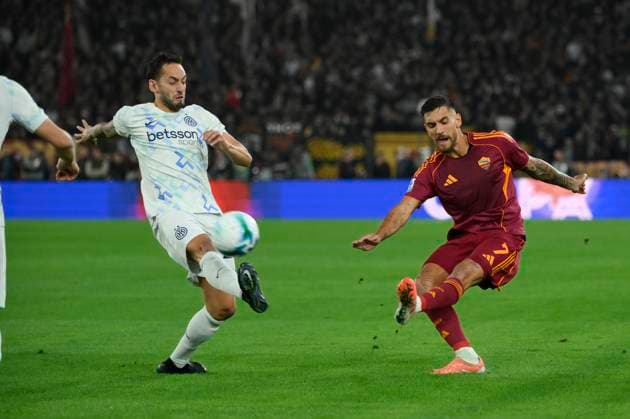 Roma™s Lorenzo Pellegrini and Inter Milan s Hakan Calhanoglu during the Serie A Enilive soccer match between AS Roma and Inter FC Internazionale at the Rome s Olympic stadium, Italy - Saturday, October 18, 2025. - Soccer.  Copyright: xFabrizioxCorradetti LaPressex