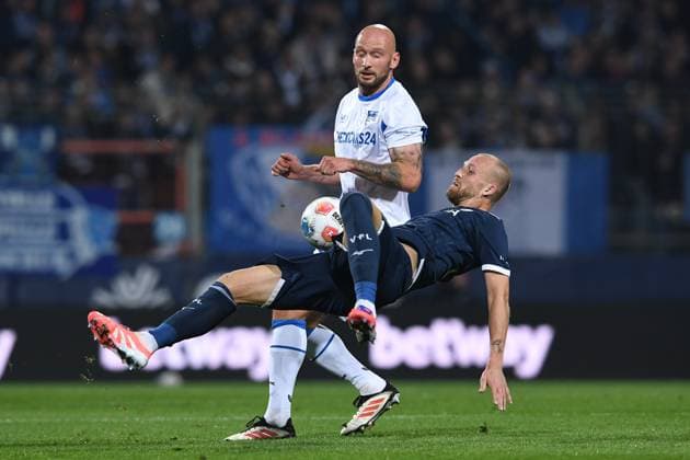 Soccer 2 Bundesliga 9 Matchday VfL Bochum Hertha BSC Berlin on 18 10 2025 at Vonovia Ruhrstadion in Bochum Philipp Hofmann Bochum , front Toni Leistner Berlin , back DFL regulations prohibit any use of photographs as image sequences and or quasi video xRx