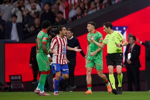 Koke Resurreccion (Atletico de Madrid) seen protesting to the referee s decision during the LaLiga EA Sports match between AtlÃ tico Madrid v CA Osasuna at Riyahd Air Metropolitano on October 18, 2025 in Madrid, Spain. (Photo by Manu Reino DeFodi Images) Koke Resurreccion Atletico de Madrid seen protesting to the referee s decision during the LaLiga EA Sports match between AtlÃ tico Madrid v CA Osasuna at Riyahd Air Metropolitano on October 18, 2025 in Madrid, Spain Photo by Manu Reino DeFodi Images