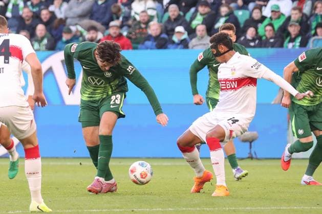 18 10 2025, xgox, Soccer 1 Bundesliga VfL Wolfsburg VfB Stuttgart emspor, v l Jonas Wind Wolfsburg, 23 , Luca Jaquez Stuttgart, 14 duel, duel, fight, tackle DFL DFB REGULATIONS PROHIBIT ANY USE OF PHOTOGRAPHS as IMAGE SEQUENCES and or QUASI VIDEO Wolfsburg