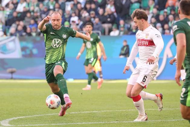 18 10 2025, xgox, Fußball 1 Bundesliga VfL Wolfsburg VfB Stuttgart emspor, v l Christian Eriksen Wolfsburg, 24 , Angelo Stiller Stuttgart, 6 Zweikampf, Duell, Kampf, tackle DFL DFB REGULATIONS PROHIBIT ANY USE OF PHOTOGRAPHS as IMAGE SEQUENCES and or QUASI VIDEO Wolfsburg
