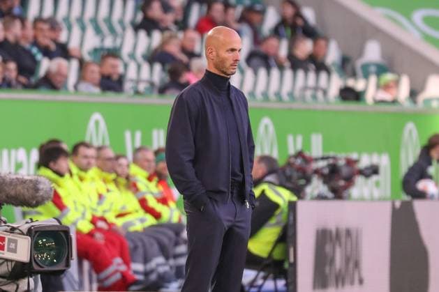 18 10 2025, xgox, Soccer 1 Bundesliga VfL Wolfsburg VfB Stuttgart emspor, v l Paul Simonis Wolfsburg, coach thoughtful DFL DFB REGULATIONS PROHIBIT ANY USE OF PHOTOGRAPHS as IMAGE SEQUENCES and or QUASI VIDEO Wolfsburg