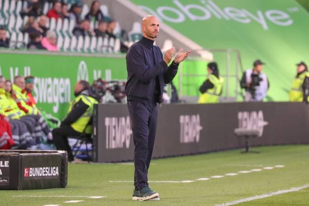 18 10 2025, xgox, Fußball 1 Bundesliga VfL Wolfsburg VfB Stuttgart emspor, v l Paul Simonis Wolfsburg, Trainer gibt Anweisungen, gestikuliert mit den Armen, gesticulate, gives instructions DFL DFB REGULATIONS PROHIBIT ANY USE OF PHOTOGRAPHS as IMAGE SEQUENCES and or QUASI VIDEO Wolfsburg