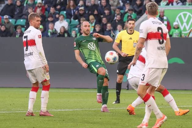 18 10 2025, xgox, Soccer 1 Bundesliga VfL Wolfsburg VfB Stuttgart emspor, v l Christian Eriksen Wolfsburg, 24 shot on goal, shoots the ball on goal, shot DFL DFB REGULATIONS PROHIBIT ANY USE OF PHOTOGRAPHS as IMAGE SEQUENCES and or QUASI VIDEO Wolfsburg