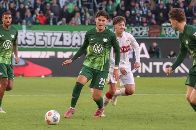 18 10 2025, xgox, Fußball 1 Bundesliga VfL Wolfsburg VfB Stuttgart emspor, v l Jonas Wind Wolfsburg, 23 am Ball, plays the ball DFL DFB REGULATIONS PROHIBIT ANY USE OF PHOTOGRAPHS as IMAGE SEQUENCES and or QUASI VIDEO Wolfsburg