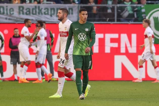 18 10 2025, xgox, Fußball 1 Bundesliga VfL Wolfsburg VfB Stuttgart emspor, v l Adam Daghim Wolfsburg, 11 enttaeuscht, schaut enttaeuscht, niedergeschlagen, disappointed DFL DFB REGULATIONS PROHIBIT ANY USE OF PHOTOGRAPHS as IMAGE SEQUENCES and or QUASI VIDEO Wolfsburg