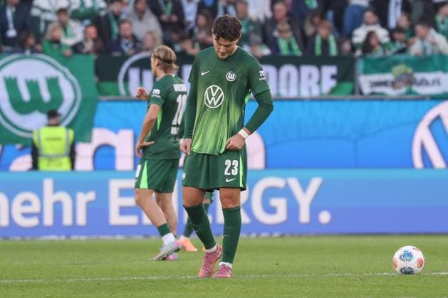 18 10 2025, xgox, Fußball 1 Bundesliga VfL Wolfsburg VfB Stuttgart emspor, v l Jonas Wind Wolfsburg, 23 enttaeuscht, schaut enttaeuscht, niedergeschlagen, disappointed DFL DFB REGULATIONS PROHIBIT ANY USE OF PHOTOGRAPHS as IMAGE SEQUENCES and or QUASI VIDEO Wolfsburg