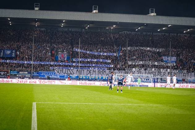 Germany Football 2 Bundesliga 2025 26, 9 Matchday VfL Bochum vs Hertha BSC Berlin Vonovia Ruhrstadion Bochum Large fan protests on the south stand with banners against club management and sporting development Messages on transparency, fan culture and identity Football fans, support, protest, emotion, Ruhrpott, VfL Bochum, Hertha BSC, 2 Bundesliga Copyright: xJOERANxSTEINSIEKx