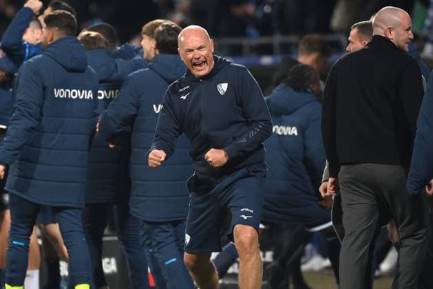 Jubel 2:0 Trainer Uwe Rösler (VfL Bochum) 18.10.2025, Fussball 2. Bundesliga, Saison 2025 2026, 9. Spieltag, VfL Bochum - Hertha BSC Berlin DFL regulations prohibit any use of photographs as image sequences and or quasi-video Bochum Vonovia Ruhrstadion Nordrhein Westfalen Deutschland *** Jubel 2 0 Trainer Uwe Rösler VfL Bochum 18 10 2025, Fußball 2 Bundesliga, Saison 2025 2026, 9 Spieltag, VfL Bochum Hertha BSC Berlin DFL regulations prohibit any use of photographs as image sequences and or quasi video Bochum Vonovia Ruhrstadion Nordrhein Westfalen Germany Team2