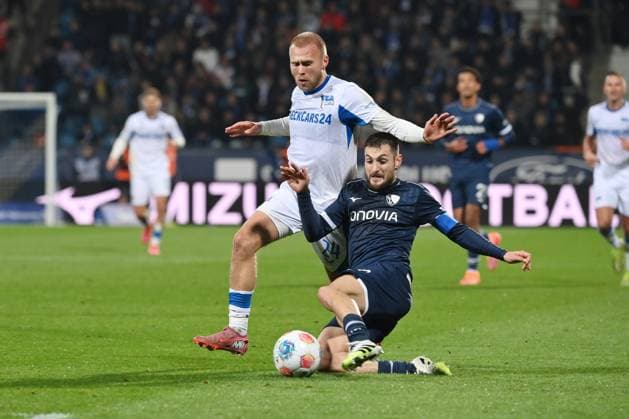 Matus Bero VfL Bochum , re , against Jon Dagur Thorsteinsson Hertha BSC 18 10 2025, Soccer 2 Bundesliga, Season 2025 2026, 9 Matchday, VfL Bochum Hertha BSC Berlin DFL regulations prohibit any use of photographs as image sequences and or quasi video Bochum Vonovia Ruhrstadion Nordrhein Westfalen Germany Team2