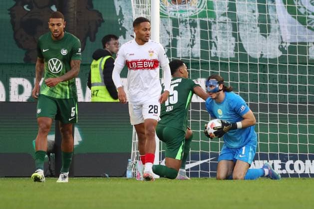 VfL vs Stuttgart, 1 BL Wolfsburg, 18 10 2025, FOOTBALL VfL Wolfsburg vs VfB Stuttgart, 1 BL, Season 2025 26 Vinicius Vini Souza VfL Wolfsburg , Nikolas Nartey VfB Stuttgart , Moritz Jenz VfL Wolfsburg , Goalkeeper Kamil Grabara VfL Wolfsburg Wolfsburg