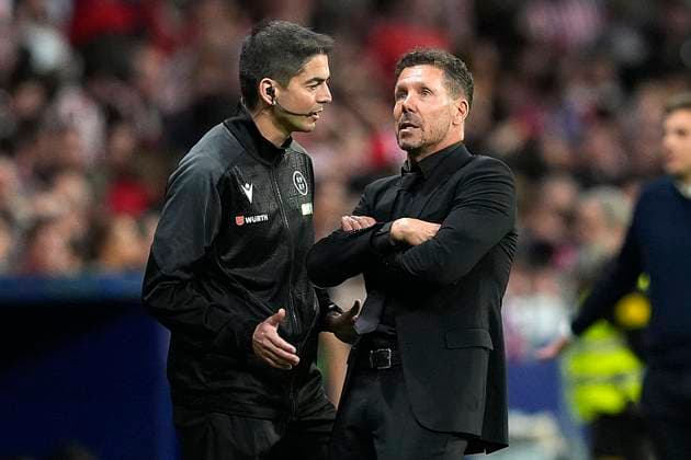 ATLETICO DE MADRID v CLUB ATLETICO OSASUNA. LA LIGA 2025 2026. ROUND 9. Atletico de Madrid s coach Diego Pablo Cholo Simeone has wrord with the fourth referee Jaime Ruiz Alvarez during La Liga match. October 18, 2025. (ALTERPHOTOS Acero) MadridSpain  Copyright: xAcerox