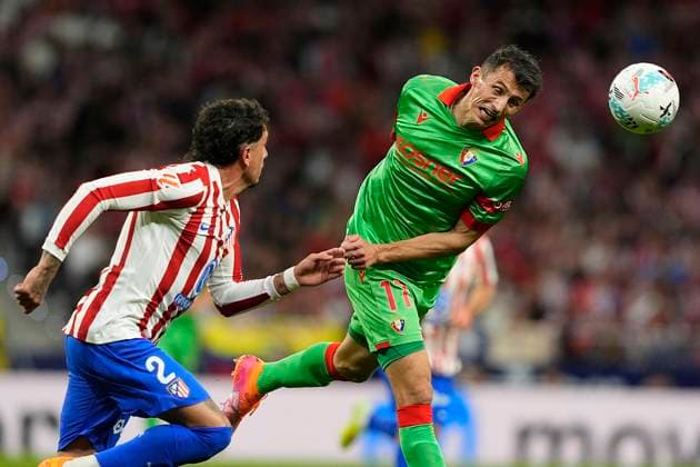 ATLETICO DE MADRID v CLUB ATLETICO OSASUNA. LA LIGA 2025 2026. ROUND 9. Atletico de Madrid s Jose Maria Gimenez (l) and Club Atletico Osasuna s Ante Budimir during La Liga match. October 18, 2025. (ALTERPHOTOS Acero) MadridSpain  Copyright: xAcerox