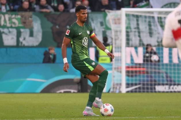 18 10 2025, xgox, Fußball 1 Bundesliga VfL Wolfsburg VfB Stuttgart emspor, v l Moritz Jens Wolfsburg, 15 Freisteller, Einzelbild, Ganzkoerper, single frame DFL DFB REGULATIONS PROHIBIT ANY USE OF PHOTOGRAPHS as IMAGE SEQUENCES and or QUASI VIDEO Wolfsburg