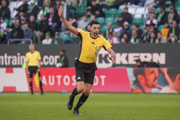 18 10 2025, xgox, Fußball 1 Bundesliga VfL Wolfsburg VfB Stuttgart emspor, v l Schiedsrichter, Schiri, referee Konrad Oldhafer DFL DFB REGULATIONS PROHIBIT ANY USE OF PHOTOGRAPHS as IMAGE SEQUENCES and or QUASI VIDEO Wolfsburg
