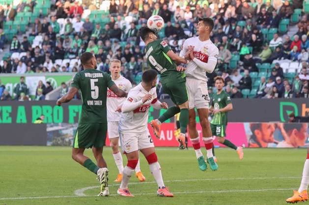 18 10 2025, xgox, Football 1 Bundesliga VfL Wolfsburg VfB Stuttgart emspor, v l Mohammed Amoura Wolfsburg, 9 , Chema Andres Stuttgart, 30 duel, duel, fight, tackle DFL DFB REGULATIONS PROHIBIT ANY USE OF PHOTOGRAPHS as IMAGE SEQUENCES and or QUASI VIDEO Wolfsburg
