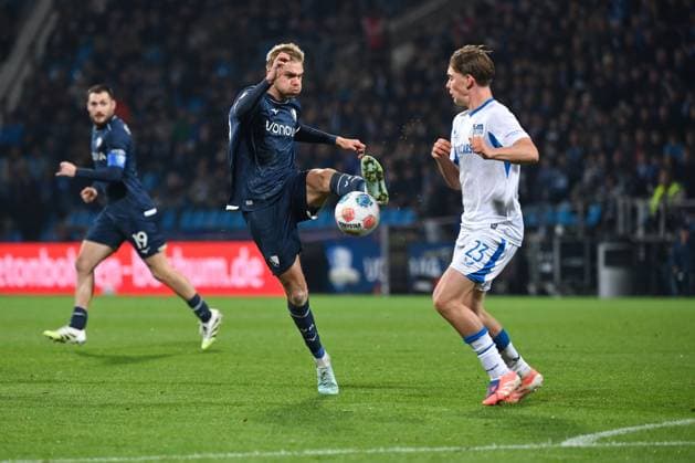Leandro Morgalla VfL Bochum , Kennet Eichhorn Hertha BSC , v li 18 10 2025, Fußball 2 Bundesliga, Saison 2025 2026, 9 Spieltag, VfL Bochum Hertha BSC Berlin DFL regulations prohibit any use of photographs as image sequences and or quasi video Bochum Vonovia Ruhrstadion Nordrhein Westfalen Germany Team2