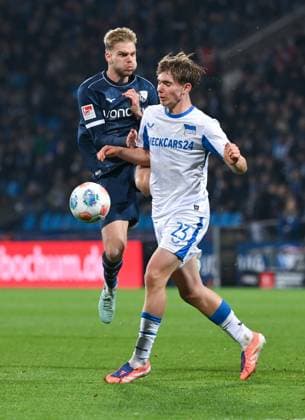 Leandro Morgalla VfL Bochum , Kennet Eichhorn Hertha BSC , v li 18 10 2025, Fußball 2 Bundesliga, Saison 2025 2026, 9 Spieltag, VfL Bochum Hertha BSC Berlin DFL regulations prohibit any use of photographs as image sequences and or quasi video Bochum Vonovia Ruhrstadion Nordrhein Westfalen Germany Team2